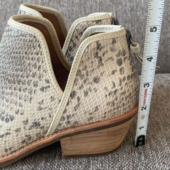 Sofft Abena Cream Leather Snake Print
Comfortable Ankle Boots Women's Size 6 EUC - Picture 8 of 12